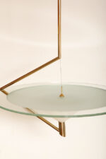 Duża lampa sufitowa "Olympia 2731" z okrągłym masywnym szklanym kloszem w kształcie koła zawieszonym na stalowej złotej konstrukcji, projekt Daniel Puppa dla Fontana Arte/Mediolan, Włochy, wzór z 1984 roku - obrazek 16