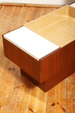 Prostokątny mahoniowy kwietnik/ława/stolik pomocnik/stolik kawowy z dwoma szklanymi białymi blatami i plastikowym wyjmowanym wkładem na kwiaty, Czechosłowacja, lata 70. - obrazek 22