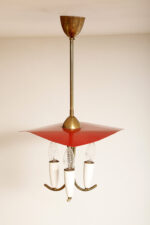 Trzypunktowa metalowa lampa wisząca/sufitowa z trzema zakrzywionymi ramionami w kolorze starego złota zakończonymi źródłami światła z metalowym czerwonym lekko profilowanym trójkątnym kloszem nad nimi, Mid Century Modern, Niemcy, lata 50. - obrazek 17