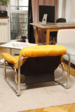 Niski i szeroki fotel "Borkum" z poduchą i podłokietnikami z żółtego weluru osadzonych na metalowej chromowanej konstrukcji, projekt Johan Bertil Häggström, Ikea, Szwecja, wzór z 1978 roku - obrazek 18