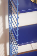 Modułowa wolnostojąca szafka/regał/biblioteczka na metalowej niebieskiej konstrukcji z pięcioma metalowymi półkami z regulowaną wysokością, Drentea, Holandia, lata 60. - obrazek 19