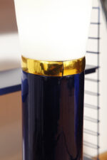 Wysoka jednopunktowa lampa stołowa ze szklaną ciemnogranatową podstawą i mlecznobiałym białym akrylowym klosze z rondem, projekt Uno & Östen Kristiansson dla Luxus, Szwecja, lata 70. - obrazek 17