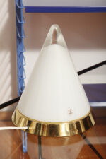 Nieduża ciężka jednopunktowa stożkowa mlecznobiała szklana lampka nocna/biurkowa "Kibo" z okrągłą złotą metalową podstawą, Peill & Putzler, Niemcy, lata 70 - obrazek 19