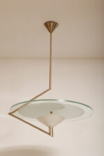 Duża lampa sufitowa "Olympia 2731" z okrągłym masywnym szklanym kloszem w kształcie koła zawieszonym na stalowej złotej konstrukcji, projekt Daniel Puppa dla Fontana Arte/Mediolan, Włochy, wzór z 1984 roku - obrazek 17