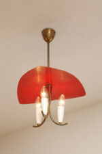 Trzypunktowa metalowa lampa wisząca/sufitowa z trzema zakrzywionymi ramionami w kolorze starego złota zakończonymi źródłami światła z metalowym czerwonym lekko profilowanym trójkątnym kloszem nad nimi, Mid Century Modern, Niemcy, lata 50. - obrazek 18