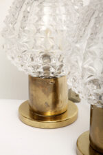 Dwie jednopunktowe metalowe lampki biurkowe/nocne/kinkiety ze szklanymi grubo ciętymi kloszami i podstawami w kolorze starego złota, Lustry Kamenický Šenov, Czechosłowacja, lata 60. - obrazek 17