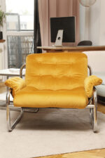 Niski i szeroki fotel "Borkum" z poduchą i podłokietnikami z żółtego weluru osadzonych na metalowej chromowanej konstrukcji, projekt Johan Bertil Häggström, Ikea, Szwecja, wzór z 1978 roku - obrazek 19