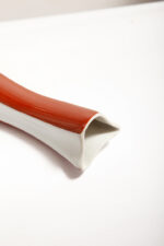 Porcelanowy brązowo-biały wazon "Kręcony" na pojedynczy kwiatek, ręcznie malowanym z ażurowym prześwitem, Polish New Look, Zakłady Porcelany Stołowej Ćmielów, lata 60. - obrazek 17