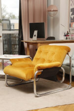 Niski i szeroki fotel "Borkum" z poduchą i podłokietnikami z żółtego weluru osadzonych na metalowej chromowanej konstrukcji, projekt Johan Bertil Häggström, Ikea, Szwecja, wzór z 1978 roku - obrazek 21