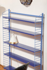 Modułowa wolnostojąca szafka/regał/biblioteczka na metalowej niebieskiej konstrukcji z pięcioma metalowymi półkami z regulowaną wysokością, Drentea, Holandia, lata 60. - obrazek 20