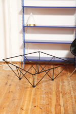 Kwadratowy stolik kawowy na metalowej czarnej konstrukcji ze szklanym przeźroczystym hartowanym blatem w stylu "Alanda" projektu Paolo Piva dla B&B Italia, lata 80. - obrazek 18