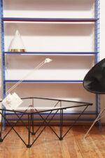 Biała jednopunktowa geometryczna plastikowo-metalowo-drewniana lampa biurkowa w stylu Memphis firmy Woja Holland, Holandia, lata 80. - obrazek 18