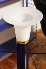 Wysoka jednopunktowa lampa stołowa ze szklaną ciemnogranatową podstawą i mlecznobiałym białym akrylowym klosze z rondem, projekt Uno & Östen Kristiansson dla Luxus, Szwecja, lata 70. - obrazek 18