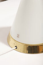 Nieduża ciężka jednopunktowa stożkowa mlecznobiała szklana lampka nocna/biurkowa "Kibo" z okrągłą złotą metalową podstawą, Peill & Putzler, Niemcy, lata 70 - obrazek 20