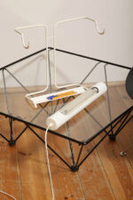 Biała duża jednopunktowa metalowa industrialna lampa biurkowa ze zdejmowanym kloszem z jarzeniówką, Woja Holland, Holandia, lata 80. - obrazek 18