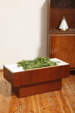 Prostokątny mahoniowy kwietnik/ława/stolik pomocnik/stolik kawowy z dwoma szklanymi białymi blatami i plastikowym wyjmowanym wkładem na kwiaty, Czechosłowacja, lata 70. - obrazek 24