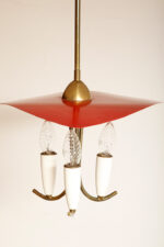 Trzypunktowa metalowa lampa wisząca/sufitowa z trzema zakrzywionymi ramionami w kolorze starego złota zakończonymi źródłami światła z metalowym czerwonym lekko profilowanym trójkątnym kloszem nad nimi, Mid Century Modern, Niemcy, lata 50. - obrazek 19