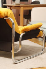 Niski i szeroki fotel "Borkum" z poduchą i podłokietnikami z żółtego weluru osadzonych na metalowej chromowanej konstrukcji, projekt Johan Bertil Häggström, Ikea, Szwecja, wzór z 1978 roku - obrazek 22