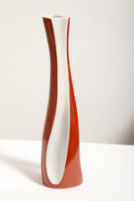 Porcelanowy brązowo-biały wazon "Kręcony" na pojedynczy kwiatek, ręcznie malowanym z ażurowym prześwitem, Polish New Look, Zakłady Porcelany Stołowej Ćmielów, lata 60. - obrazek 18