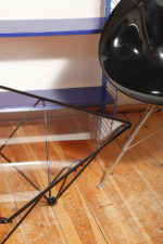 Kwadratowy stolik kawowy na metalowej czarnej konstrukcji ze szklanym przeźroczystym hartowanym blatem w stylu "Alanda" projektu Paolo Piva dla B&B Italia, lata 80. - obrazek 19