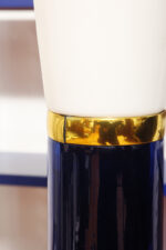 Wysoka jednopunktowa lampa stołowa ze szklaną ciemnogranatową podstawą i mlecznobiałym białym akrylowym klosze z rondem, projekt Uno & Östen Kristiansson dla Luxus, Szwecja, lata 70. - obrazek 19