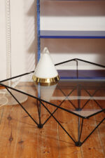 Nieduża ciężka jednopunktowa stożkowa mlecznobiała szklana lampka nocna/biurkowa "Kibo" z okrągłą złotą metalową podstawą, Peill & Putzler, Niemcy, lata 70 - obrazek 21