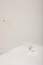 Biała jednopunktowa geometryczna plastikowo-metalowo-drewniana lampa biurkowa w stylu Memphis firmy Woja Holland, Holandia, lata 80. - obrazek 19