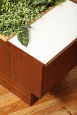 Prostokątny mahoniowy kwietnik/ława/stolik pomocnik/stolik kawowy z dwoma szklanymi białymi blatami i plastikowym wyjmowanym wkładem na kwiaty, Czechosłowacja, lata 70. - obrazek 25