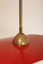 Trzypunktowa metalowa lampa wisząca/sufitowa z trzema zakrzywionymi ramionami w kolorze starego złota zakończonymi źródłami światła z metalowym czerwonym lekko profilowanym trójkątnym kloszem nad nimi, Mid Century Modern, Niemcy, lata 50. - obrazek 20