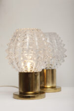 Dwie jednopunktowe metalowe lampki biurkowe/nocne/kinkiety ze szklanymi grubo ciętymi kloszami i podstawami w kolorze starego złota, Lustry Kamenický Šenov, Czechosłowacja, lata 60. - obrazek 19