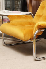 Niski i szeroki fotel "Borkum" z poduchą i podłokietnikami z żółtego weluru osadzonych na metalowej chromowanej konstrukcji, projekt Johan Bertil Häggström, Ikea, Szwecja, wzór z 1978 roku - obrazek 23