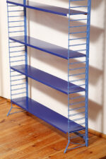 Modułowa wolnostojąca szafka/regał/biblioteczka na metalowej niebieskiej konstrukcji z pięcioma metalowymi półkami z regulowaną wysokością, Drentea, Holandia, lata 60. - obrazek 22