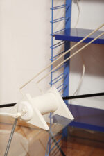 Biała jednopunktowa geometryczna plastikowo-metalowo-drewniana lampa biurkowa w stylu Memphis firmy Woja Holland, Holandia, lata 80. - obrazek 20