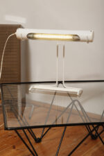 Biała duża jednopunktowa metalowa industrialna lampa biurkowa ze zdejmowanym kloszem z jarzeniówką, Woja Holland, Holandia, lata 80. - obrazek 20