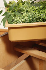 Prostokątny mahoniowy kwietnik/ława/stolik pomocnik/stolik kawowy z dwoma szklanymi białymi blatami i plastikowym wyjmowanym wkładem na kwiaty, Czechosłowacja, lata 70. - obrazek 26