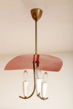 Trzypunktowa metalowa lampa wisząca/sufitowa z trzema zakrzywionymi ramionami w kolorze starego złota zakończonymi źródłami światła z metalowym czerwonym lekko profilowanym trójkątnym kloszem nad nimi, Mid Century Modern, Niemcy, lata 50. - obrazek 21