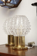 Dwie jednopunktowe metalowe lampki biurkowe/nocne/kinkiety ze szklanymi grubo ciętymi kloszami i podstawami w kolorze starego złota, Lustry Kamenický Šenov, Czechosłowacja, lata 60. - obrazek 20