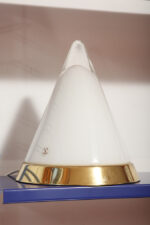 Nieduża ciężka jednopunktowa stożkowa mlecznobiała szklana lampka nocna/biurkowa "Kibo" z okrągłą złotą metalową podstawą, Peill & Putzler, Niemcy, lata 70 - obrazek 3