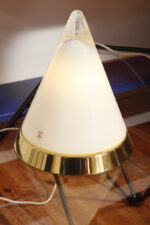 Nieduża ciężka jednopunktowa stożkowa mlecznobiała szklana lampka nocna/biurkowa "Kibo" z okrągłą złotą metalową podstawą, Peill & Putzler, Niemcy, lata 70 - obrazek 4