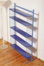 Modułowa wolnostojąca szafka/regał/biblioteczka na metalowej niebieskiej konstrukcji z pięcioma metalowymi półkami z regulowaną wysokością, Drentea, Holandia, lata 60. - obrazek 2