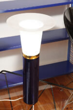 Wysoka jednopunktowa lampa stołowa ze szklaną ciemnogranatową podstawą i mlecznobiałym białym akrylowym klosze z rondem, projekt Uno & Östen Kristiansson dla Luxus, Szwecja, lata 70. - obrazek 2