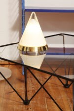 Nieduża ciężka jednopunktowa stożkowa mlecznobiała szklana lampka nocna/biurkowa "Kibo" z okrągłą złotą metalową podstawą, Peill & Putzler, Niemcy, lata 70 - obrazek 2