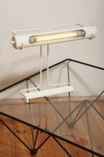 Biała duża jednopunktowa metalowa industrialna lampa biurkowa ze zdejmowanym kloszem z jarzeniówką, Woja Holland, Holandia, lata 80. - obrazek 2