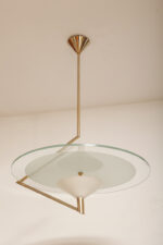 Duża lampa sufitowa "Olympia 2731" z okrągłym masywnym szklanym kloszem w kształcie koła zawieszonym na stalowej złotej konstrukcji, projekt Daniel Puppa dla Fontana Arte/Mediolan, Włochy, wzór z 1984 roku - obrazek 2