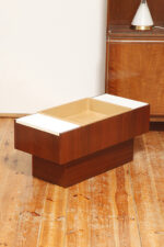 Prostokątny mahoniowy kwietnik/ława/stolik pomocnik/stolik kawowy z dwoma szklanymi białymi blatami i plastikowym wyjmowanym wkładem na kwiaty, Czechosłowacja, lata 70. - obrazek 2