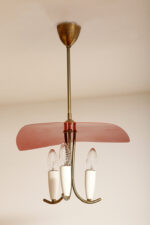 Trzypunktowa metalowa lampa wisząca/sufitowa z trzema zakrzywionymi ramionami w kolorze starego złota zakończonymi źródłami światła z metalowym czerwonym lekko profilowanym trójkątnym kloszem nad nimi, Mid Century Modern, Niemcy, lata 50. - obrazek 2