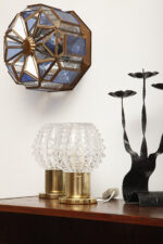 Dwie jednopunktowe metalowe lampki biurkowe/nocne/kinkiety ze szklanymi grubo ciętymi kloszami i podstawami w kolorze starego złota, Lustry Kamenický Šenov, Czechosłowacja, lata 60. - obrazek 2