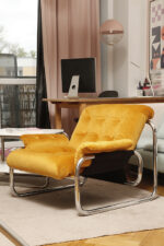 Niski i szeroki fotel "Borkum" z poduchą i podłokietnikami z żółtego weluru osadzonych na metalowej chromowanej konstrukcji, projekt Johan Bertil Häggström, Ikea, Szwecja, wzór z 1978 roku - obrazek 2