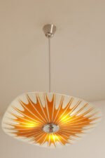 Pomarańczowa szklana trzypunktowa lampa sufitowa „Parasolka” z geometrycznym wzorem i złoceniami, Napako, Czechosłowacja, lata 60. - obrazek 3
