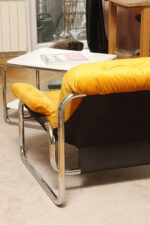 Niski i szeroki fotel "Borkum" z poduchą i podłokietnikami z żółtego weluru osadzonych na metalowej chromowanej konstrukcji, projekt Johan Bertil Häggström, Ikea, Szwecja, wzór z 1978 roku - obrazek 3